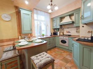 Old Town Retreat with Stunning Views 2 bedroom Apartment nearby The Church of Saint Peter