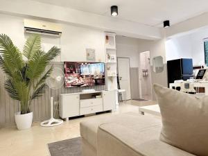 Easy White Beach Access, with Kitchen, Dining and Living Room, Perfect for Groups and Family