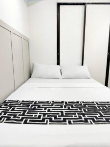 Easy White Beach Access, with Kitchen, Dining and Living Room, Perfect for Groups and Family