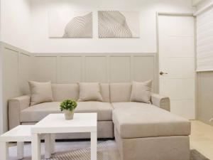 Easy White Beach Access, with Kitchen, Dining and Living Room, Perfect for Groups and Family