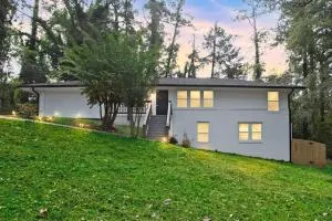 Retro Cumberland 2-Story Hangout near Six Flags - 马布勒顿