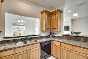 Ideally Located Gulfport Condo Less Than 1 Mi to Beach!