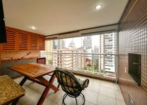 Apto com WiFi e varanda a 450m da Praia de Pompeia - Campo Grande