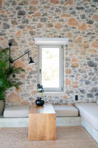 Stone build suite with private pool