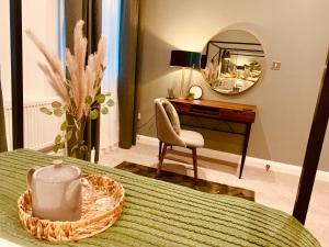 The Fifth Quarters, Grade II Listed Apartment, The Lace Market, NG1, City Centre, Nottingham, Sleeps 4