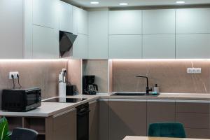 One-Bedroom apartment with Free Street Parking, Free Gym Pass and Office Setup