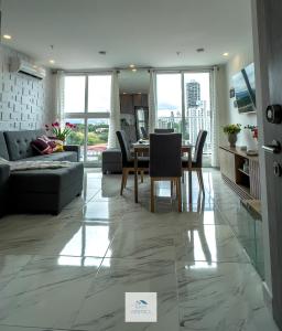 H New Apartment, Great Hosts and Location