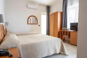 Standard Triple Room with Sea View room in Hotel Corallo