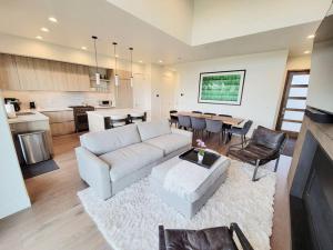 Perfect Hot Tub, Seconds from Skiing, Heated pool!