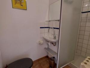 Maisons de vacances Gite Saint-Pierre-sur-Erve, 4 pieces, 8 personnes - FR-1-600-160 : photos des chambres