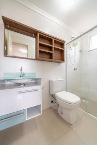 054 - Excelente apto com 03 dormitórios em Bombas