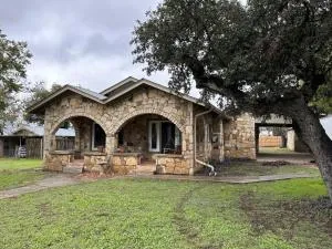 A Place on Pecan - Medina