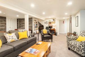 Rustic Chic Cottage near Mill Creek, Snohomish, Woodinville