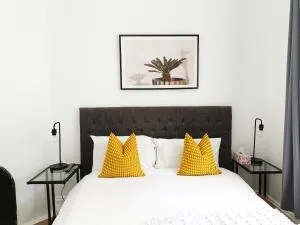 Stylish Queen Room 1Min Walk to Station 5Min to City 10Min to Airport - Marrickville