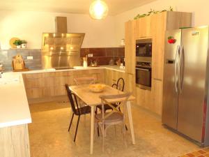 Maisons de vacances Maison Taillades, 6 pieces, 6 personnes - FR-1-708-59 : photos des chambres