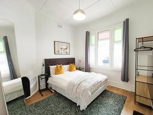 Stylish Queen Room 1Min Walk to Station 5Min to City 10Min to Airport