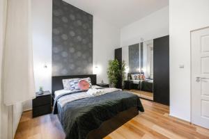 Spacious & Cozy Central Apartment w Terrace