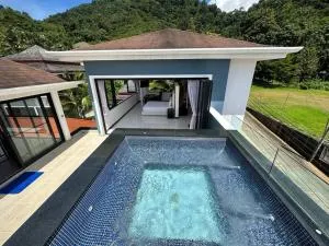 Cyrille Villa Luxury 4 Bedrooms Holiday Home - Kathu