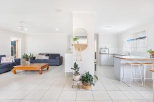 Bay Breeze - Easygoing Beachside Living for Families
