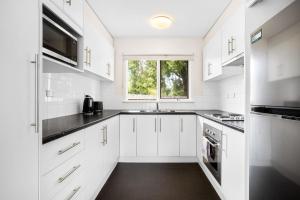 Cabinesque Comfort - A Refreshing Beachside Retreat