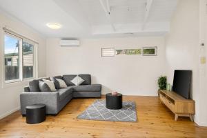 Cabinesque Comfort - A Refreshing Beachside Retreat