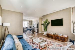 North Hollywood 3br walk to restaurants art LAX-1163