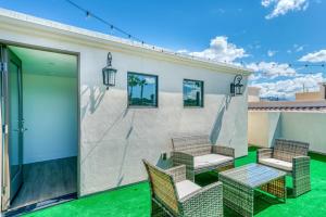 North Hollywood 3br walk to restaurants art LAX-1163