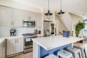 North Hollywood 3br walk to restaurants art LAX-1163