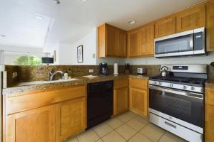 San Jose 3br w pool ac nr trails light rail SFO-1572