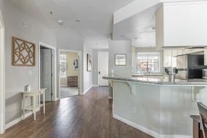 Sunnyvale 2br w pool nr eclectic dining SFO-1581