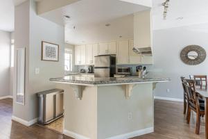 Sunnyvale 2br w pool nr eclectic dining SFO-1581