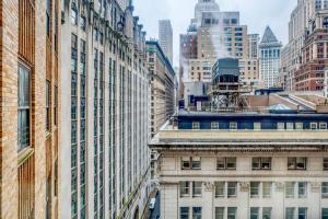 FiDi jr 1br w bar lounge gym nr wall street NYC-1345