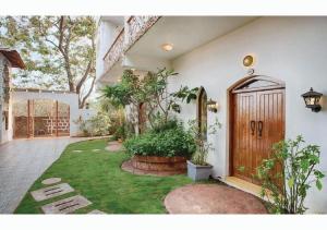 Vibes Inn Singing Tree