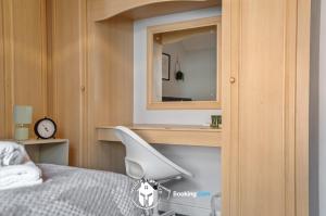 Last-Minute Escape l Exclusive Deal on 3 Bed Flat in City Centre l Sleeps 6 l Free WIFI & Parking l Desks & Netflix l Invicta Stays Short Lets