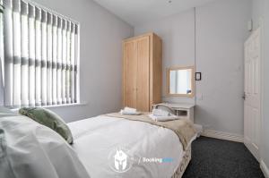 Last-Minute Specials l Exclusive Deal on 3 Bed Flat in City Centre l Sleeps 6 l Free WIFI & Parking l Desks & Netflix l IV stays Short Lets