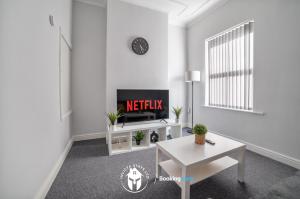 Last-Minute Specials l Exclusive Deal on 3 Bed Flat in City Centre l Sleeps 6 l Free WIFI & Parking l Desks & Netflix l IV stays Short Lets