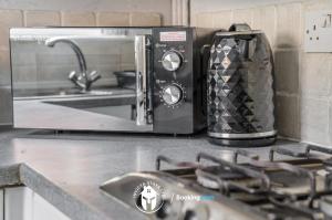 Last-Minute Specials l Exclusive Deal on 3 Bed Flat in City Centre l Sleeps 6 l Free WIFI & Parking l Desks & Netflix l IV stays Short Lets