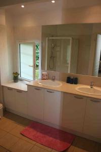 Villas Villa avec piscine petanque ping-pong garage pres golf plage : photos des chambres