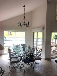 Villas Villa avec piscine petanque ping-pong garage pres golf plage : photos des chambres