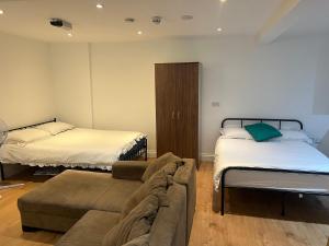 Large studio flat Uxbridge Road