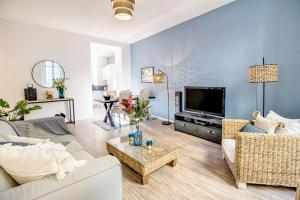 Nestor&Jeeves - ADRIANA - Central, Close sea