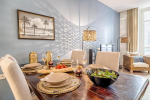 Nestor&Jeeves - ADRIANA - Central, Close sea