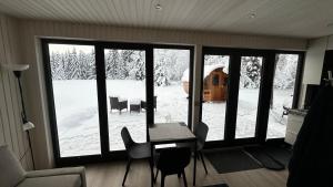 Puhkemaja metsa sees