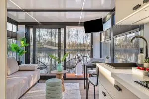 Charming Tiny Houseboat Escape Near Amsterdam - Ankeveen