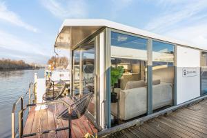 Charming Tiny Houseboat Escape Near Amsterdam by Weltevreden Experience