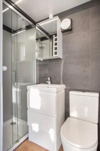 Charming Tiny Houseboat Escape Near Amsterdam by Weltevreden Experience