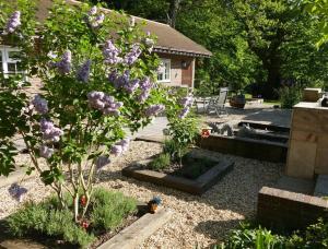 The Stables - 2 bed with large garden and hot tub.