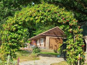 The Stables - 2 bed with large garden and hot tub.
