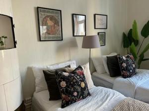 Stockholm Loft Haven 3 Beds in a 1- Bedroom Gem - 917