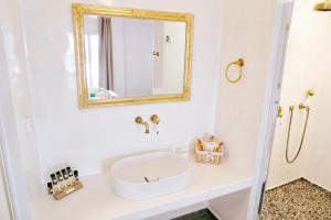 Α Peaceful Seafront Escape in Santorini- Sonus Mare